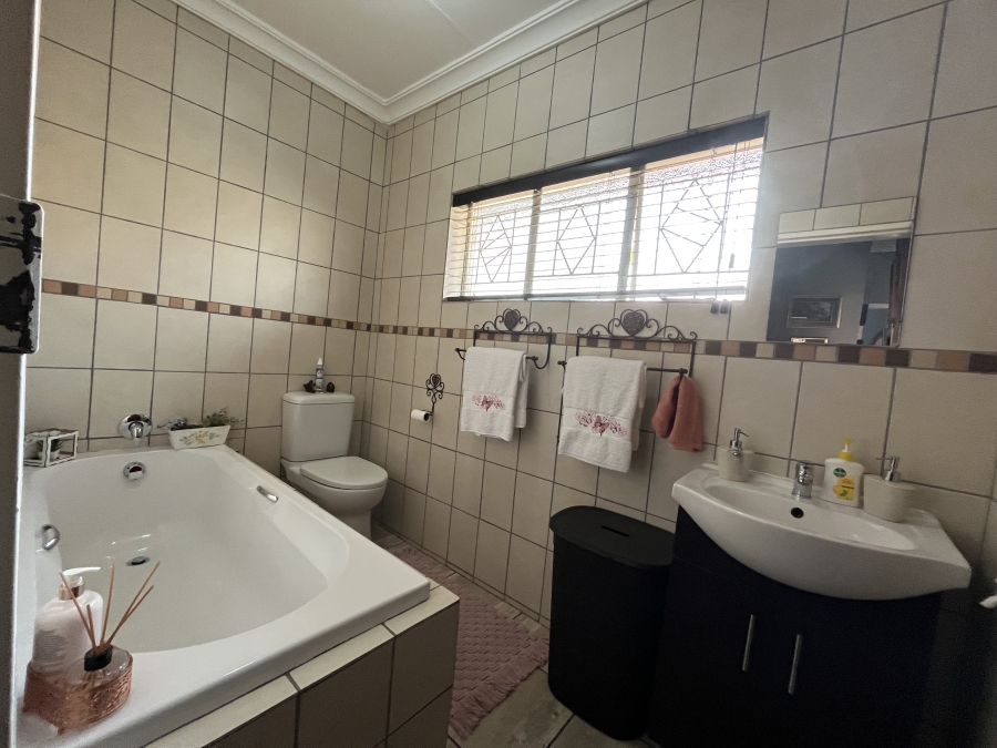 To Let 3 Bedroom Property for Rent in Geelhoutpark North West